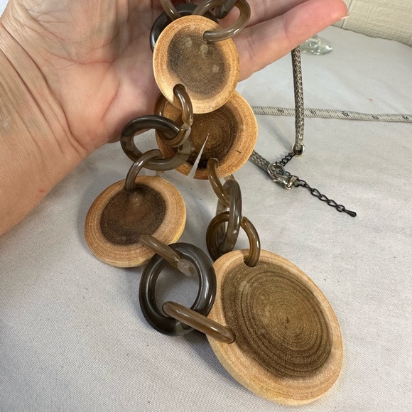 Chunky wood slice and swirled circle link necklace - Picture 6 of 6